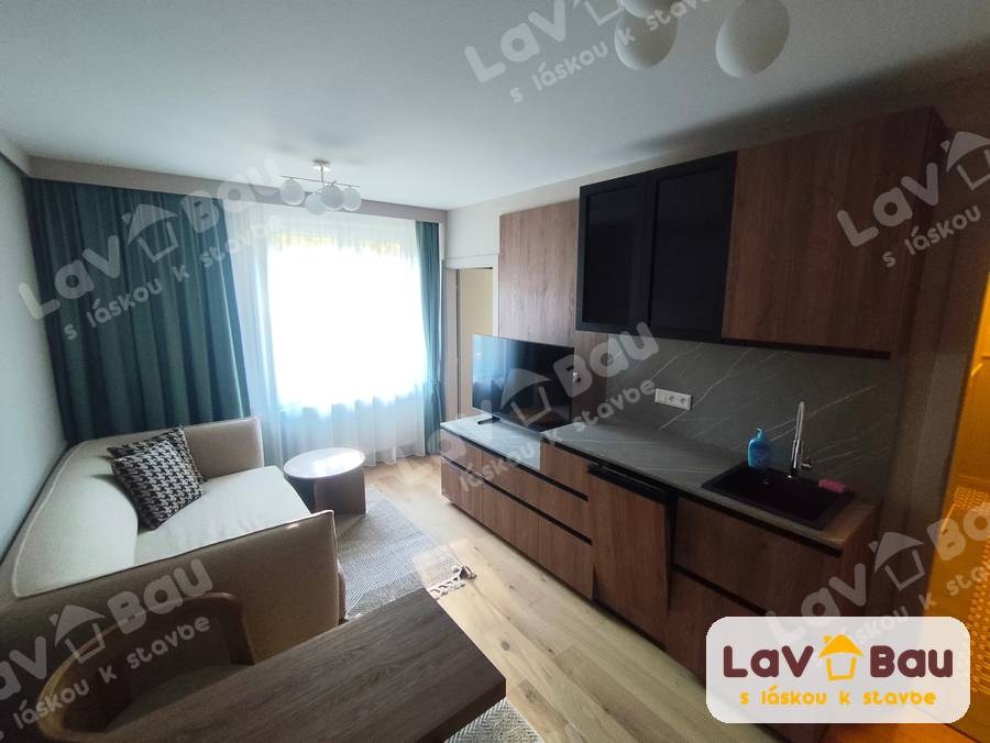 Zrekonštruovaný interiér s kuchyňou a obývačkou