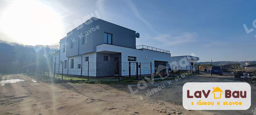 Moderný dom s bielou a sivou fasádou