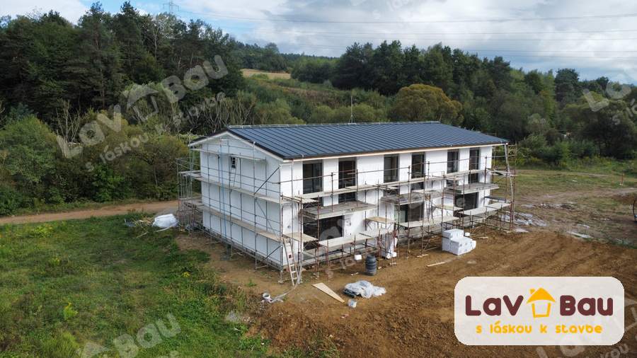 Zateplenie domu polystyrénom, pohľad z dronu