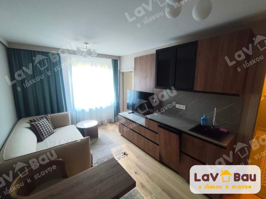 Zrekonštruovaný interiér s kuchyňou a obývačkou